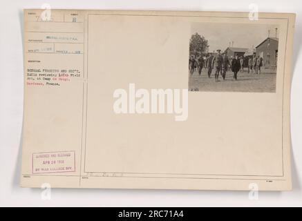 Il generale Pershing e il segretario Baker riesaminano la 146a Artiglieria da campo a Camp de Souge a Bordeaux, in Francia. La fotografia è stata scattata nel febbraio 1918 ed è stata emessa con il numero Signal Corps 7816. È stato rilasciato dalla War College Division il 20 aprile 1918. Foto Stock