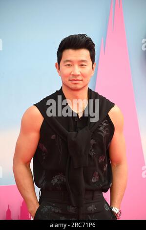 SIMU Liu arriva a Cineworld Leicester Square, Londra, Regno Unito. 12 luglio 2023. Name partecipa alla prima europea di Barbie, Londra, Regno Unito. Foto Stock