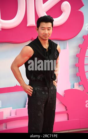 SIMU Liu arriva a Cineworld Leicester Square, Londra, Regno Unito. 12 luglio 2023. Name partecipa alla prima europea di Barbie, Londra, Regno Unito. Foto Stock