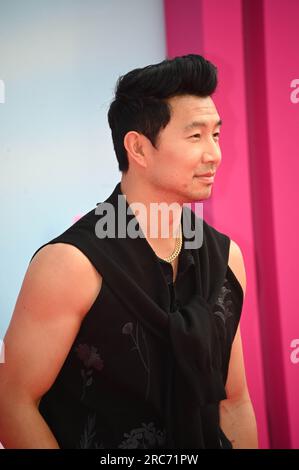 SIMU Liu arriva a Cineworld Leicester Square, Londra, Regno Unito. 12 luglio 2023. Name partecipa alla prima europea di Barbie, Londra, Regno Unito. Foto Stock