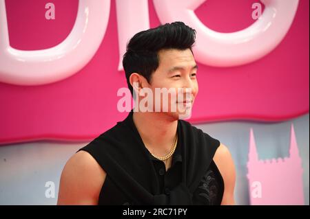 SIMU Liu arriva a Cineworld Leicester Square, Londra, Regno Unito. 12 luglio 2023. Name partecipa alla prima europea di Barbie, Londra, Regno Unito. Foto Stock