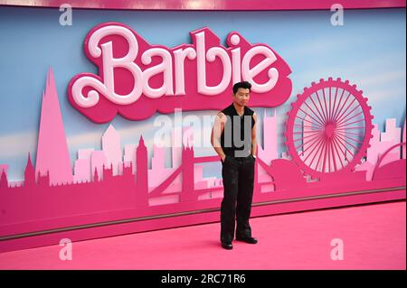 SIMU Liu arriva a Cineworld Leicester Square, Londra, Regno Unito. 12 luglio 2023. Name partecipa alla prima europea di Barbie, Londra, Regno Unito. Foto Stock