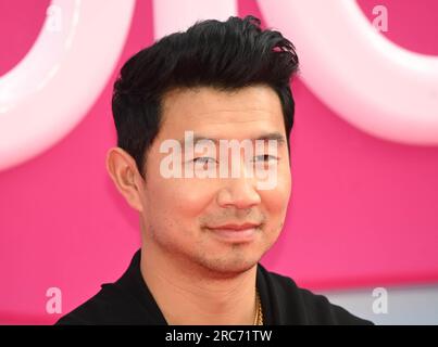 SIMU Liu arriva a Cineworld Leicester Square, Londra, Regno Unito. 12 luglio 2023. Name partecipa alla prima europea di Barbie, Londra, Regno Unito. Foto Stock
