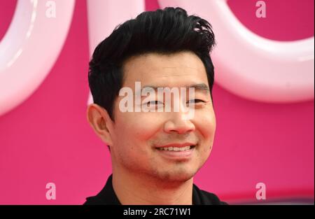SIMU Liu arriva a Cineworld Leicester Square, Londra, Regno Unito. 12 luglio 2023. Name partecipa alla prima europea di Barbie, Londra, Regno Unito. Foto Stock