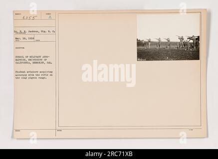 Gli allievi aviatori della Aeronautical School of Military Aeronautics presso l'Università della California a Berkeley sono visti praticare le loro abilità di tiro sul campo dei piccioni di argilla. Tenente E. N. Jackson e Sig. R. CA supervisionò la formazione il 19 marzo 1918. Foto Stock