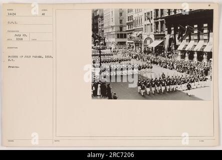 Soldati americani che partecipano a una parata del 4 luglio in Francia durante la prima guerra mondiale. I soldati stanno marciando in uniforme, portando bandiere americane. Questa fotografia è stata scattata da un fotografo CPI il 29 luglio 1918. Foto Stock