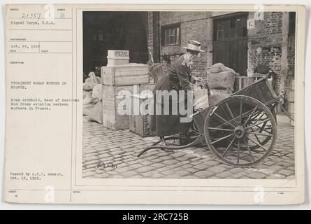 La signorina Archbold, capo dei lavoratori della mensa dell'aviazione della Croce Rossa americana in Francia, è vista in questa fotografia del 14 ottobre 1918. Fu una donna di spicco durante la prima guerra mondiale e l'immagine fu scattata dal Signal Corps, U.S.A. In seguito passò alle A.E.F. il 19 ottobre 1918. Foto Stock