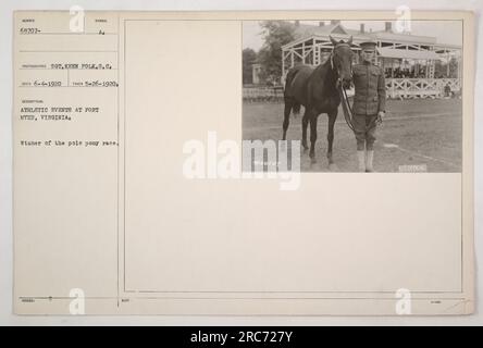 Didascalia: "Vincitore della gara di polo pony, fotografato durante gli eventi sportivi a Fort Myer, Virginia. Foto scattata il 26 maggio 1920 da Sgt. Keen Polk. Fonte ufficiale: UFFICIALE DEGLI STATI UNITI. Simbolo: A+. Rif: 6-4-1920' Foto Stock