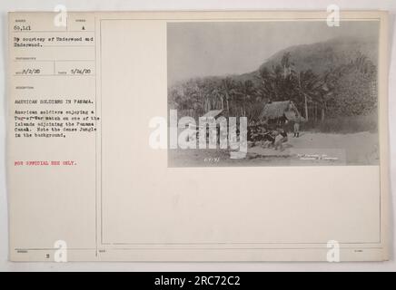 Soldati americani a Panama che partecipano ad una partita di Tug-of-War su una delle isole vicino al Canale di Panama. Con una fitta giungla sullo sfondo, questa foto è stata scattata il 24 maggio 1920, solo per uso ufficiale. Fotografia per gentile concessione di Underwood e Underwood. Foto Stock