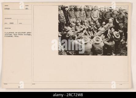 Una fotografia scattata nel 1919 negli Stati Uniti School of Military Aeronautics presso l'Ohio State University di Columbus, Ohio. L'immagine mostra un gruppo di soldati che partecipano a esercitazioni di addestramento. Foto Stock