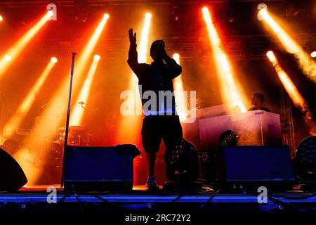 Milano, Italia. 12 luglio 2023. Il musicista hip hop inglese Benjamin Gerard Coyle-Larner, conosciuto professionalmente come Loyle Carner, si esibisce dal vivo sul palco del Circolo Magnolia di Milano. Credito: SOPA Images Limited/Alamy Live News Foto Stock