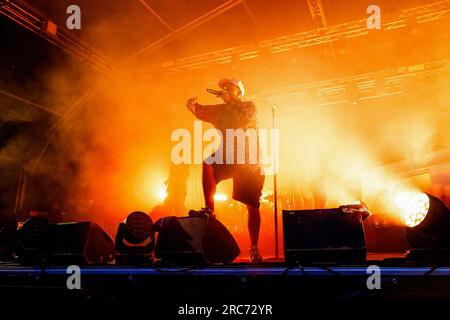 Milano, Italia. 12 luglio 2023. Il musicista hip hop inglese Benjamin Gerard Coyle-Larner, conosciuto professionalmente come Loyle Carner, si esibisce dal vivo sul palco del Circolo Magnolia di Milano. Credito: SOPA Images Limited/Alamy Live News Foto Stock