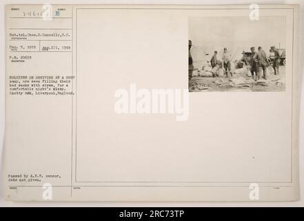 I soldati che arrivano in un campo di riposo a Knotty Ash, Liverpool, Inghilterra, riempiono i loro sacchi di paglia per una notte di sonno confortevole. La foto è stata scattata il 5 dicembre 1918 dal sergente Ches. D. Donnelly. È stato autorizzato dalla censura della A.E.F, tuttavia, la data esatta è sconosciuta. Foto Stock