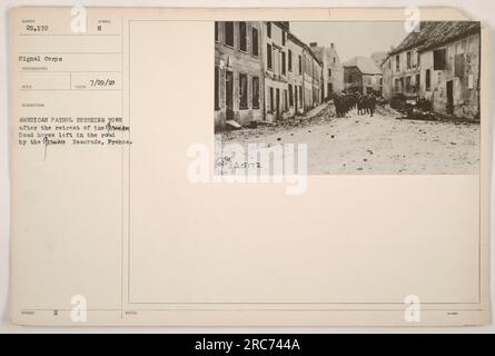 Pattuglia americana che entra a Beauvede, in Francia dopo la ritirata del nemico durante la prima guerra mondiale Un cavallo morto viene visto lasciato sulla strada mentre la pattuglia avanza. (DATA: 29 luglio 1918) Foto Stock