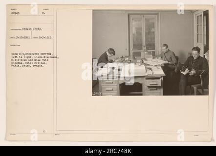 Tenente Wiechmann, B.F. Wilcox, e la signorina Ruth Higgins della sezione economia nella sala e-9 dell'Hotel Crillon a Parigi, Francia. Questa foto è stata scattata il 3 febbraio 1919 e ricevuta il 10 marzo 1921. All'immagine viene assegnato il numero di identificazione 62943 dal corpo del segnale. Foto Stock