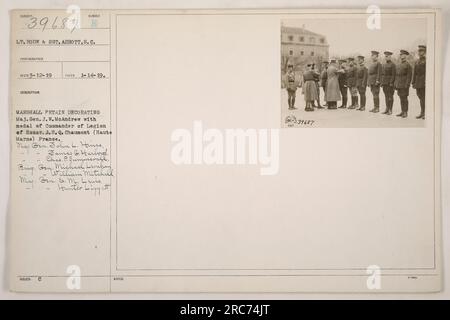 Questa immagine è una fotografia del tenente Rode e del sergente Abbott, scattata dal fotografo S.C. numero e, il 12 dicembre 1919. La foto cattura il momento in cui Marshall Petain decora il maggiore generale J. W. McAndrew con la medaglia di Comandante della Legione d'Onore. Questo evento si è svolto a Chaumont, in Francia, con la presenza del generale John L. Himes, James G. Harbord, CH.P. Summerall, Brig. Il generale Michael Linchan William Mitchell, il maggiore generale M. Lewis e Hunter Biggett. Le note aggiuntive indicano che la foto è numerata 139687. Foto Stock