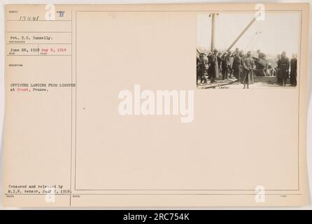 Ufficiali americani che atterrano da un accendino al porto di Brest, in Francia, durante la prima guerra mondiale. Questa immagine è stata scattata il 28 giugno 1918 da Pvt. D. C. Donnelly ed è stata successivamente censurata e pubblicata dal M.I.B. censor il 2 luglio 1918. Foto Stock