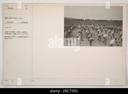 Soldati che partecipano a un'esercitazione di pugilato a Camp Devens ad Ayer, Massachusetts. Questa esercitazione fa parte dell'addestramento per il corpo di addestramento degli ufficiali della riserva (R.O.T.C.). L'immagine è stata scattata il 23 luglio 1920. Un soldato viene visto eseguire un pugno di piombo giusto, dimostrando le proprie abilità di boxe durante la sessione di allenamento. I soldati in questa esercitazione sono del 2° Battaglione del 20° Battaglione di combattimento ingegnere. Foto Stock