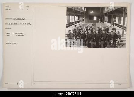 Lezione di musica al Camp Pike College, Arkansas. Questa fotografia, scattata il 7 aprile 1920, mostra i soldati impegnati nell'addestramento musicale. La fotografia è etichettata con il numero 68293 e il nome del fotografo è Sgt. Hitz, S.C. Il simbolo "A₁" e le note "64293 05 TT UFFICIALE" sembrano essere legati all'uso di simboli musicali e notazione nelle forze armate. Foto Stock