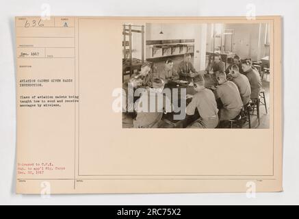 I cadetti dell'aviazione nel dicembre 1917 sono stati addestrati nelle comunicazioni radio, in particolare decifrando messaggi criptici. La fotografia mostra una classe che riceve istruzioni su come inviare e ricevere messaggi tramite wireless. L'immagine è stata rilasciata al C.P.I. Sub. A app'l Sig. Corpo il 22 dicembre 1917. Foto Stock