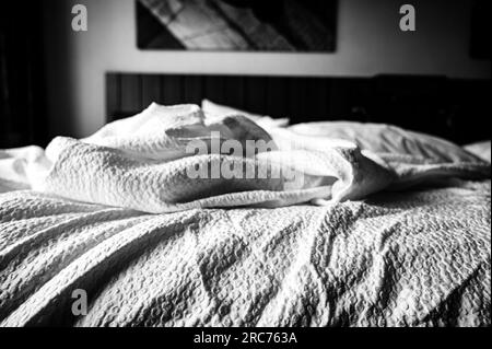 la mattina le lenzuola di un letto d'hotel erano schiacciate Foto Stock