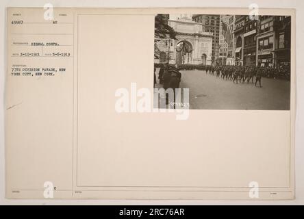 I soldati della 77th Division marciano in una parata a New York City, New York nel 1919. La fotografia è stata scattata da un fotografo del Signal Corps ed è stata rilasciata con la descrizione "77th Division Parade, New York City, New York". La foto è numerata 49927 ed è stata scattata il 6 maggio 1919. Foto Stock