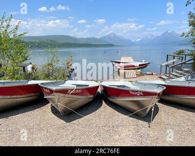 West Glacier, MT USA - 20 maggio 2023: Barche allineate sullo splendido lago McDonald nel Glacier National Park a West Glacier in Montana in una giornata nebbiosa. Foto Stock