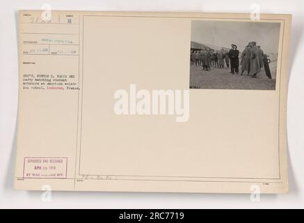 Il segretario Newton D. Baker e il suo gruppo osservano gli studenti aviatori della scuola di aviazione americana di Issoudon, in Francia. La foto è stata scattata nell'aprile 1918 e pubblicata dalla War College Division il 20 aprile dello stesso anno. Foto Stock