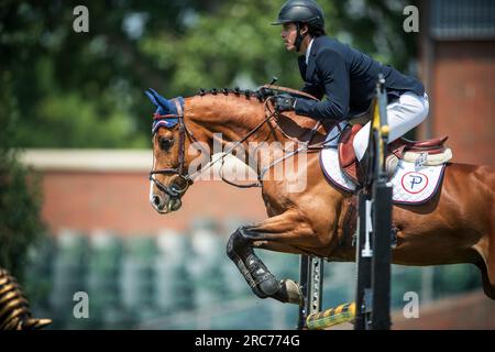 Patricio Pasquel Poo del Messico gareggia nel Rolex North American Grand Prix a Spruce Meadows. Foto Stock