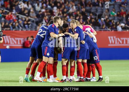 Chicago, Stati Uniti. 12 luglio 2023. I giocatori del Chicago Fire FC si riuniscono prima della partita tra il Chicago Fire FC e il CF Montreal mercoledì 12 luglio 2023 al Soldier Field, Chicago, USA. (NESSUN UTILIZZO COMMERCIALE) (foto: Shaina Benhiyoun/Sports Press Photo/C - SCADENZA DI UN'ORA - ATTIVARE FTP SOLO SE LE IMMAGINI HANNO MENO DI UN'ORA - Alamy) credito: SPP Sport Press Photo. /Alamy Live News Foto Stock