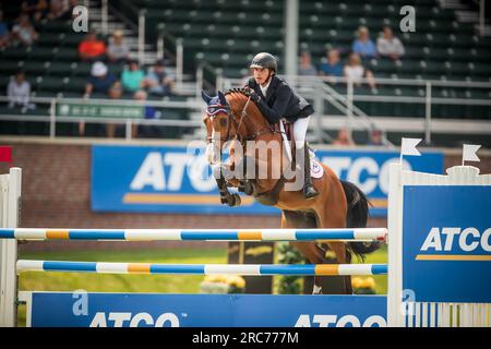 Patricio Pasquel Poo del Messico gareggia nel Rolex North American Grand Prix a Spruce Meadows. Foto Stock