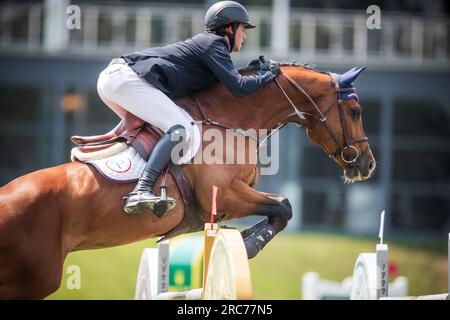 Patricio Pasquel Poo del Messico gareggia nel Rolex North American Grand Prix a Spruce Meadows. Foto Stock