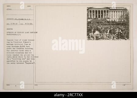 Folla che ascoltava il messaggio del presidente Wilson durante l'apertura della campagna Victory Loan a Washington, D.C. Il messaggio è stato consegnato da un aereo dell'esercito a 3.000 piedi sopra il Treasury Building. L'osservatore utilizzava un telefono senza fili per trasmettere la sua voce, che veniva ricevuta a terra tramite onde radio e amplificata alle persone utilizzando la nuova tecnologia "Magnavox". Foto scattata da CPL. Franklin S.C., il 21 aprile 1919. Foto Stock