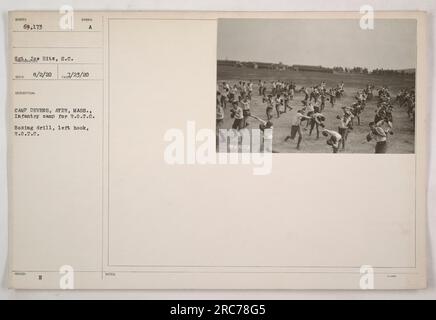 Soldati del R.O.T.C. (Reserve Officers' Training Corps) a Camp Devens ad Ayer, Massachusetts, pratica un'esercitazione di pugilato. In questa immagine, un soldato viene visto eseguire un pugno con gancio sinistro. Il soldato è identificato come She Hitz, S.C., con numero di registrazione 69.173. La foto è stata scattata il 2 agosto 1920 e sviluppata il 23 luglio 2020. Le informazioni aggiuntive includono "SIMBOLO DESCRIZIONE A", "EMESSO H NOTEB 969/73" e "1-K." Foto Stock