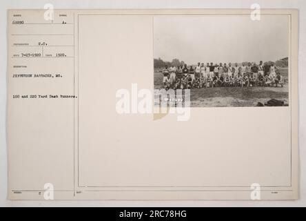 Soldati che partecipano a una corsa da 100 e 200 yard a Jefferson Barracks nel Missouri durante il 1920. La fotografia è stata scattata da un fotografo con il simbolo A. l'immagine è stata ricevuta il 23 luglio 1920 e rilasciata con il numero di identificazione 68890. Foto Stock
