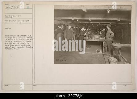 G. Ryden del reparto di riparazione scarpe di Q.M. Deposito di recupero a Bangle, Francia. Il reparto dispone di 160 lavoratori e macchinari di fabbricazione americana in grado di produrre 800 paia di scarpe al giorno. Foto scattata il 26 febbraio 1919 da Sgt. S. C. Photographer. Documento d'identità con foto: 111-SC-40748. Foto Stock