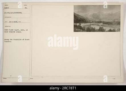 Classe West Point del 1921 in un tour attraverso l'Italia, visto qui vicino al Monte Pasubio. Tenente colonnello G.R. Harrison è raffigurato insieme alla classe. La foto è stata scattata il 1° dicembre 1919 da un fotografo identificato come "Reco". Foto Stock