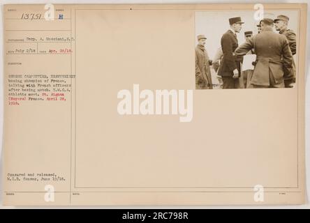 George Carpentier, campione francese di pugilato dei pesi massimi, conversando con gli ufficiali francesi dopo una partita di pugilato al Y.M.C.A. Athletic Meet a St. Aignan (Noyers), Francia il 28 aprile 1918. La foto è stata scattata dalla Corp. A. Moscioni ed è stata censurata e rilasciata da M.I.B. Censor il 19 giugno 1918. Foto Stock