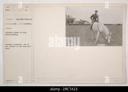 Capitano J.J. Waters, visto in questa foto scattata dal sergente Keen Polk, ha partecipato a un evento atletico a Fort Myer, Virginia. È stato uno dei vincitori della Slow Mule Race. Questa foto è stata scattata il 4 giugno 1920 e fa parte dei registri militari ufficiali degli Stati Uniti. Foto Stock