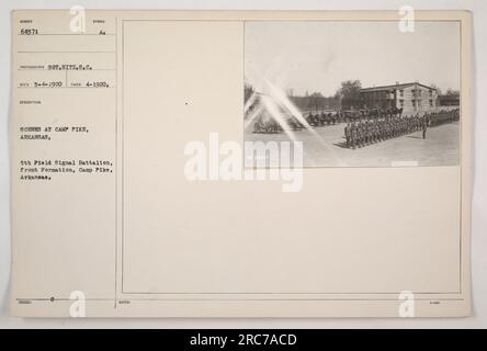 5th Field Signal Battalion in formazione frontale a Camp Pike, Arkansas. Questa fotografia è stata scattata nell'aprile 1920 e fa parte di una collezione che cattura scene a Camp Pike, Arkansas. La foto è stata scattata dal fotografo Sot. Hitz del Signal Corps. Si noti che la fotografia è numerata 68371 e che sull'immagine viene visualizzato il simbolo A₂. Foto Stock