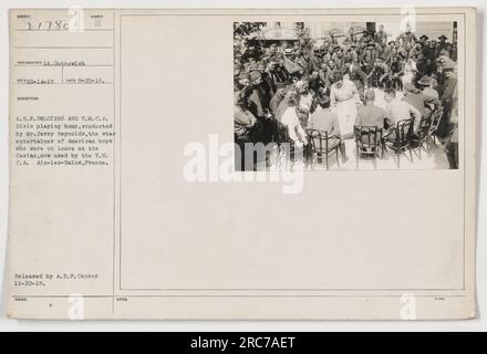 Un gruppo di soldati americani e ragazze della YMCA sono visti giocare un gioco di colpi, guidati dal signor Jerry Reynolds. Questa foto è stata scattata il 29 agosto 1918 presso la Y.M.C.A di Aix-les-Bains, in Francia. L'intrattenimento si tenne all'ex Casinò e l'immagine fu pubblicata da A.E.P. Censura il 22 novembre 1918." Foto Stock