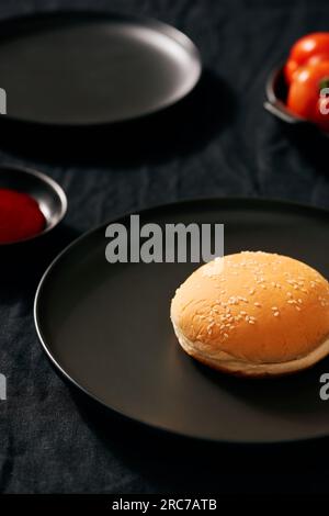 Processo che fa di burger, passo dopo passo isolato su sfondo nero. Burger ampia banner. Split burger. Burger diviso in parti Foto Stock