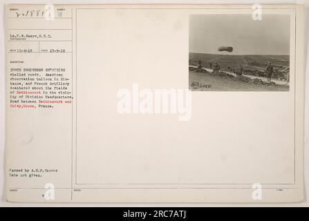 Tenente P.W. Sears ha scattato questa foto il 5 ottobre 1918. Mostra i 308th Engineers che riparano strade sgusciate vicino al quartier generale della Divisione a Bethincourt, Meuse, Francia. In lontananza si può vedere un pallone da osservazione americano, mentre l'artiglieria francese è sparsa nei campi. La data esatta di emissione è sconosciuta. Foto Stock