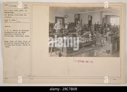 I cadetti dell'esercito AMERICANO lavorano nel laboratorio di lavorazione del legno presso la US School of Military Aeronautics presso il Massachusetts Institute of Technology di Cambridge, Massachusetts. Immagine ottenuta dal Massachusetts Institute of Technology. Foto scattata il 1 luglio 1918 da Boston Photo News Co. L'immagine è contrassegnata con il numero di registrazione 55400 ed è esclusivamente per uso ufficiale. Foto Stock