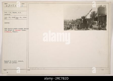 Gru a tripla velocità che scaricano navi a Bassons Docks, Bordeaux, Francia durante la prima guerra mondiale Immagine scattata da Pvt. J. Bubiect il 21 agosto 1918. La fotografia è stata ricevuta il 23 ottobre 1918. È stato approvato dalla censura A.E.F. ma la data esatta non è fornita. Foto Stock