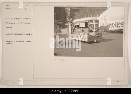 Parata della vittoria a New York City con i Cavalieri di Colombo, speciale della Vittoria. Fotografia scattata dal tenente Geo. H.Lyon. Questa immagine mostra i partecipanti alla sfilata che sfilano per le strade. Immagine scattata il 3 maggio 1919 durante le celebrazioni post-prima guerra mondiale. Foto Stock