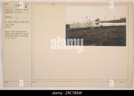 Relitto dell'aereo di Smith ed Edward all'Aviation Field, Mineola, L.I., NY. La foto è stata scattata il 5 dicembre 1917. Mostra una vista frontale dell'aereo distrutto. L'immagine è stata acquisita da un fotografo non identificato e ha il numero di identificazione 54086. Il soggetto è di C.O. Aviation Field, Mineola, I.I., N.Y.» Foto Stock