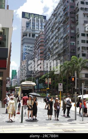 Vista verticale di Nathan Road, guardando a nord da Peking Road, Tsim Sha Tsui, Kowloon, Hong Kong tema: Turisti cinesi, turismo. economia Foto Stock