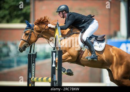 Daniel Coyle, irlandese, gareggia nel Rolex North American Grand Prix a Spruce Meadows. Foto Stock