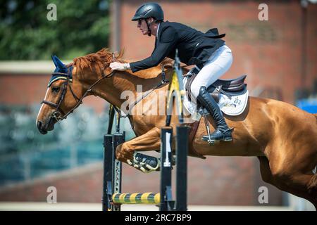 Daniel Coyle, irlandese, gareggia nel Rolex North American Grand Prix a Spruce Meadows. Foto Stock